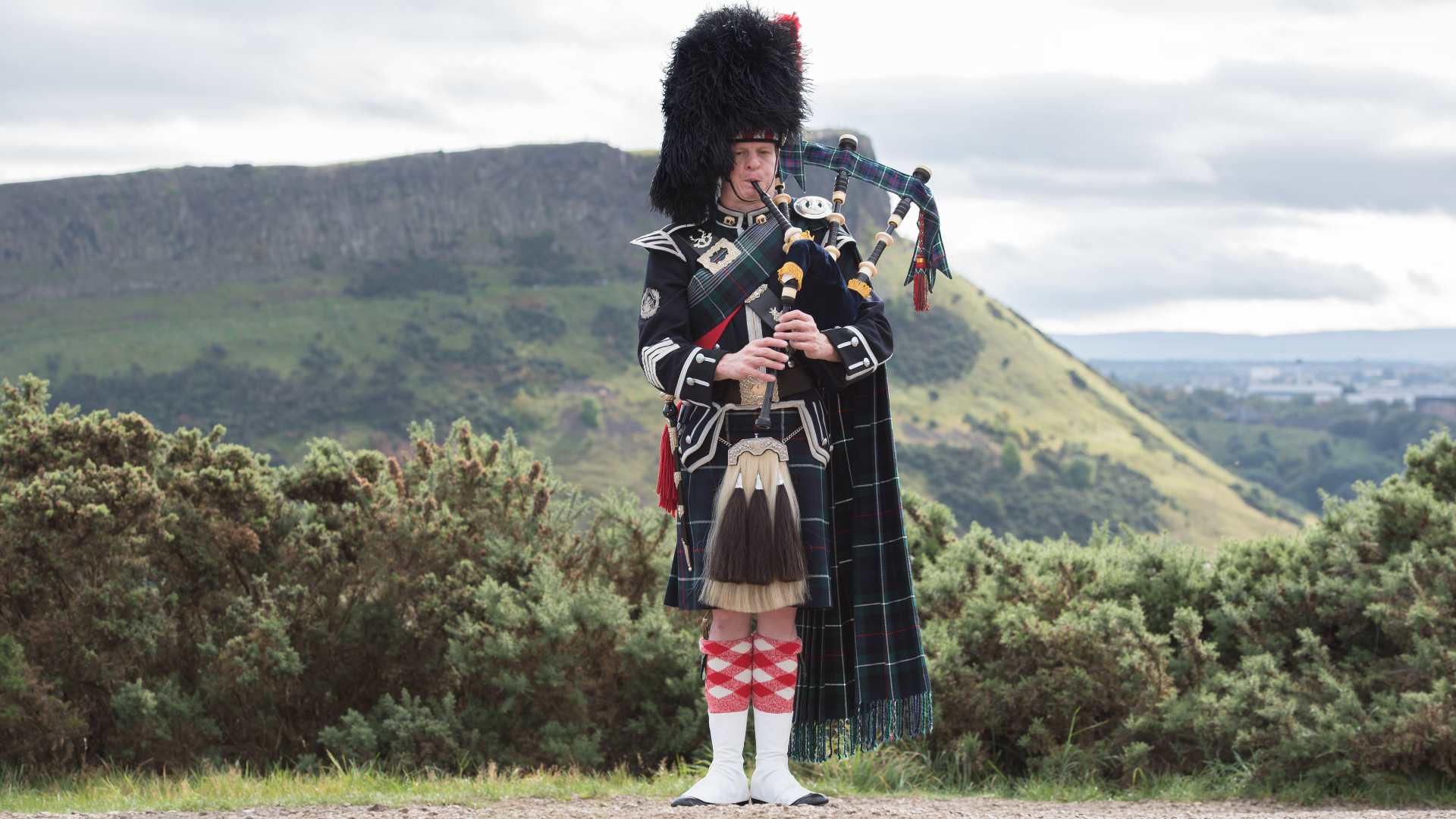 EdinburghpiperforhireGlynMorrisArthursSeatbagpiper Edinburgh Wedding Bagpiper