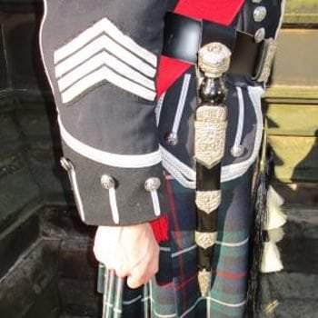 What does a bagpiper wear? Pipers Dirk