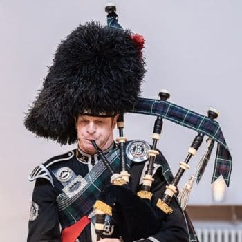 Edinburgh Bagpiper Feather Bonnet