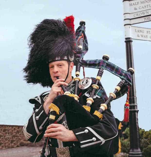 About Edinburgh Bagpiper Glyn Morris