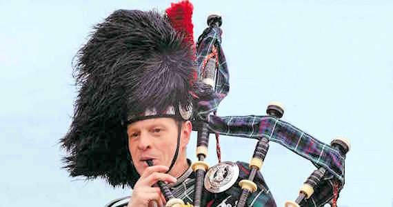 About Bagpiper in Edinburgh Glyn Morris