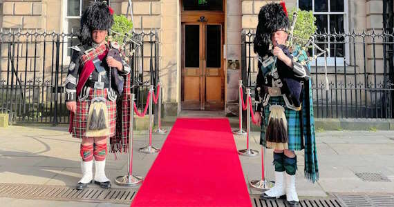 Bagpiper in Edinburgh colleagues mm