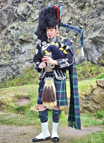 About Bagpiper Glyn Morris