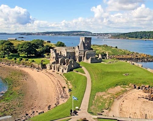 wedding-ceremony-at-inchcolm-abbey