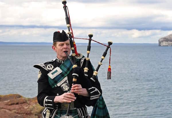 About Bagpiper and Celebrant Glyn Morris